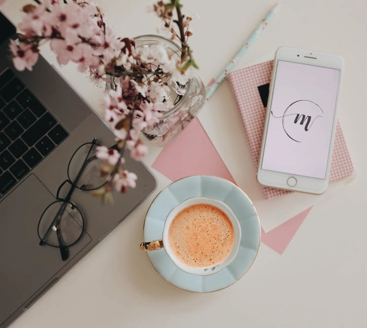 Widok z lotu ptaka na nowoczesne biuro, symbolizujący zwinne zarządzanie